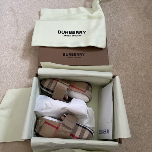 Nuove scarpe stivaletti